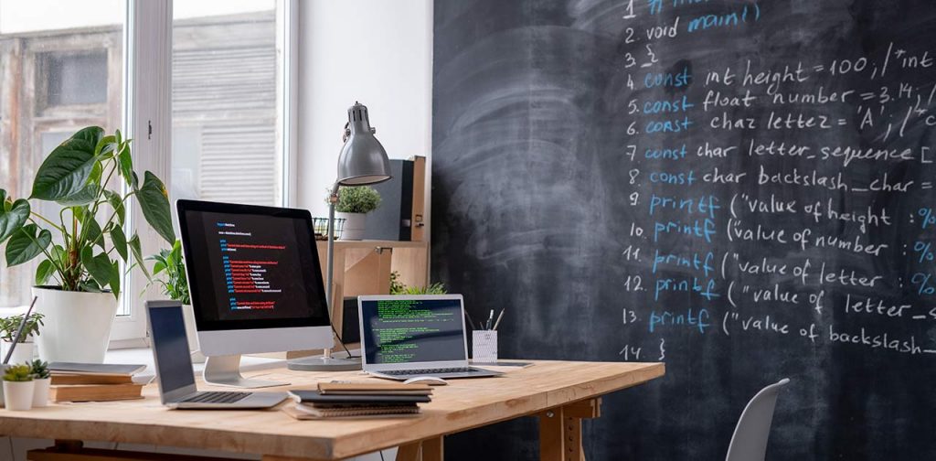 professor em casa lecionando a distancia para seus alunos